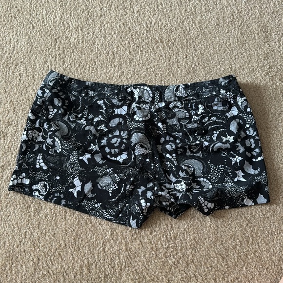 Express Shorts - Picture 2 of 3
